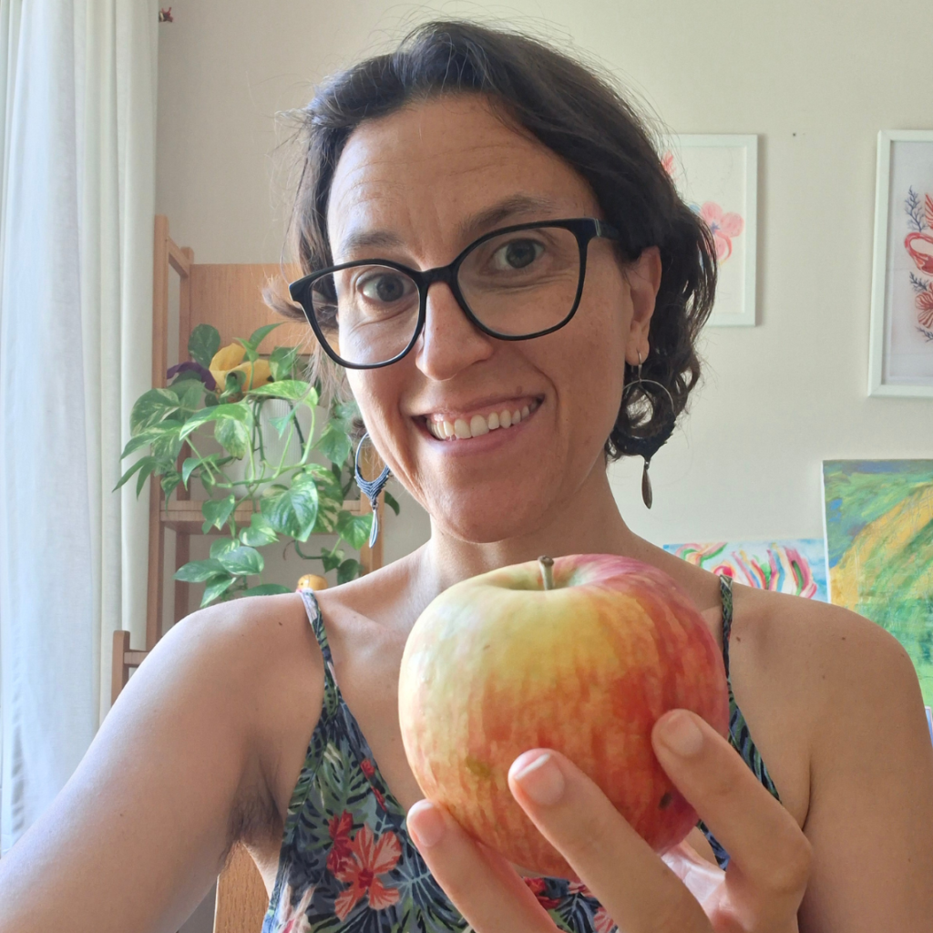 Elisa amb la poma quadrada