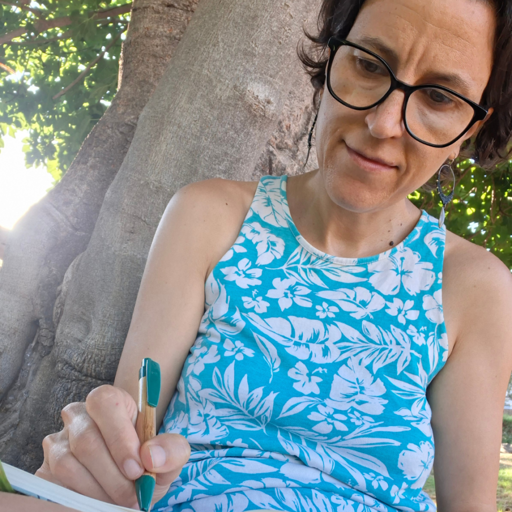 elisa escrivint quadrada